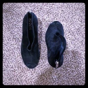 Black suede Vince Camuto Heels